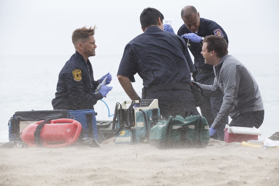 Neuling Willis (Rob Lowe, l.) und Dr. Leighton (Tommy Dewey, r.) werden nach Malibu Beach gerufen, wo Opfer einer Haiattacke kurz vor dem Verbluten... - Bildquelle: Paul Sarkis 2015 ABC Studios
