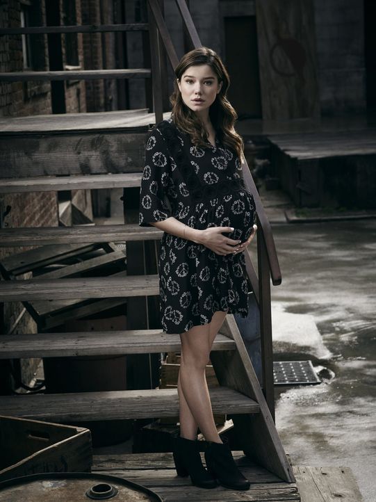 (1. Staffel) - Die schwangere Teresa Keaton (Hanna Mangan Lawrence) wollte vor ihrer traditionellen Mutter aus der Stadt fliehen, doch die plötzlich... - Bildquelle: 2015 Warner Brothers