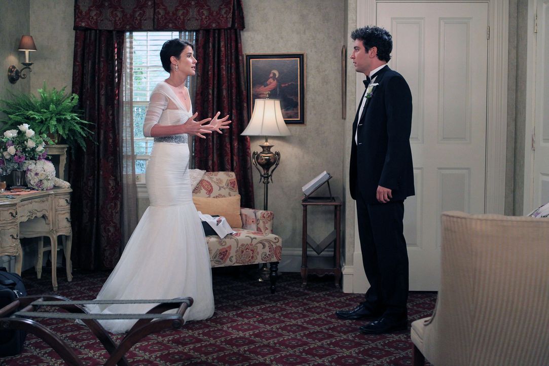An ihrem Hochzeitstag ist Robin (Cobie Smulders, l.) nervös und wendet sich an Ted (Josh Radnor, r.), der sie beruhigen soll. Doch wird ihm das geli... - Bildquelle: 20th Century Fox International Television