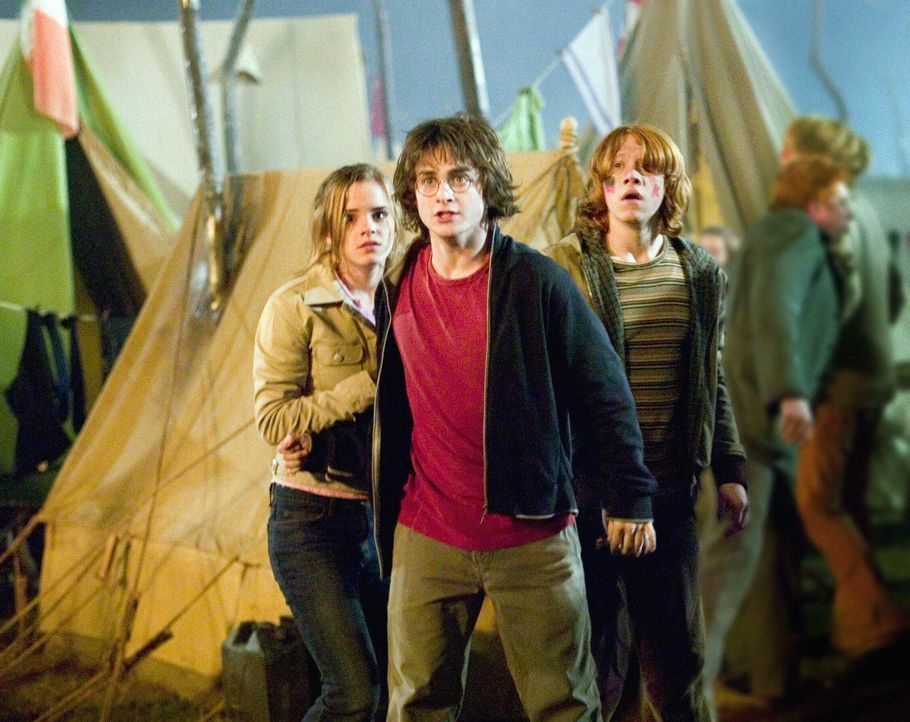 Harry Potters (Daniel Radcliffe, M.) viertes Schuljahr in Hogwarts steht kurz bevor und so kostet er zusammen mit seinen Freunden Ron (Rupert Grint,... - Bildquelle: 2005 Warner Bros. Ent. Harry Potter Publishing Rights. J.K.R.