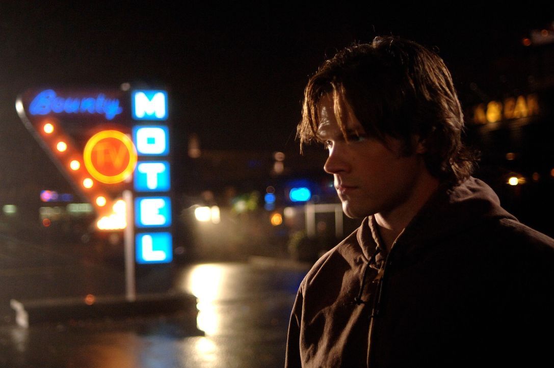 Will nicht wahrhaben, dass sein Bruder Dean tot ist: Sam (Jared Padalecki) ... - Bildquelle: Warner Bros. Television