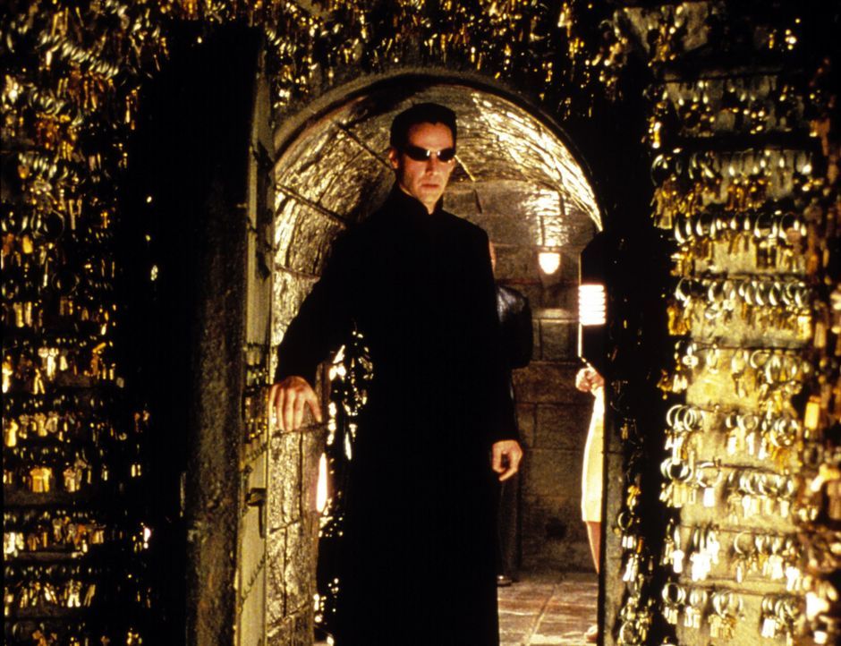 Um seinen Verstand aus den Fesseln der Matrix zu befreien, nimmt Neo (Keanu Reeves) den Kampf gegen die schier unbesiegbaren Mächte des Bösen auf... - Bildquelle: Warner Bros.