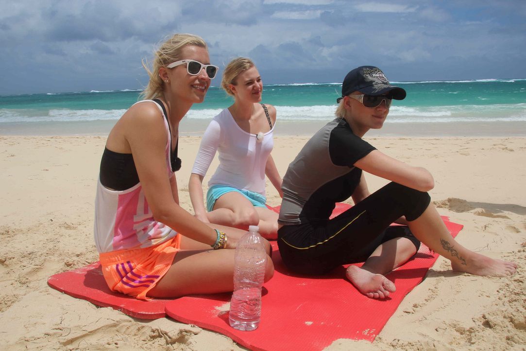 Verena Kerth (l.), Larissa Marolt (M.) und Melanie Müller (r.) reisen zusammen für eine Woche in die Karibik, um sich dort einer Fastenkur zu unte... - Bildquelle: ProSieben
