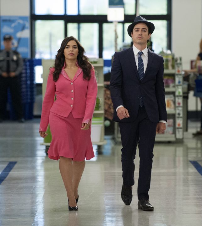 In Kleidung aus der "dress for success" Auslage erhoffen sich die Streikführer Amy (America Ferrera, l.) und Jonah (Ben Feldman, r.) einen zu ihren... - Bildquelle: Colleen Hayes 2016 Universal Television LLC. ALL RIGHTS RESERVED.