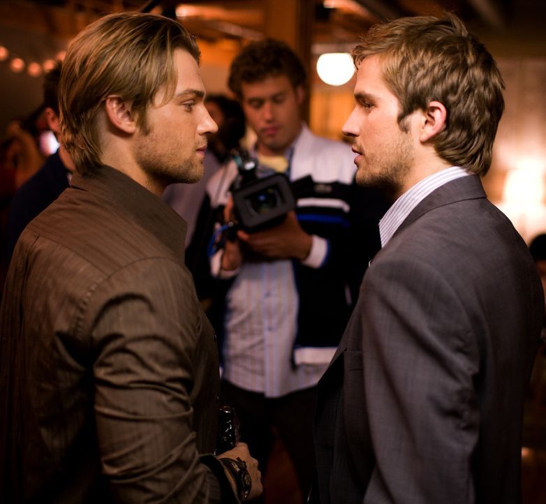 Als Rob (Michael Stahl-David, r.) einen Job in Japan antreten will, organisiert sein Bruder Jason (Mike Vogel, l.) eine große Abschiedsparty. Zunä... - Bildquelle: Paramount Pictures