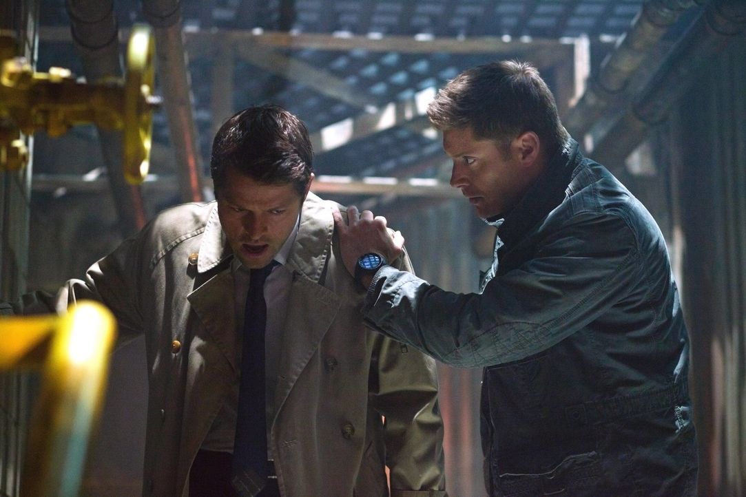 Dean (Jensen Ackles, r.) macht sich immer noch Vorwürfe, dass er Cas (Misha Collins, l.) nicht aus dem Fegefeuer retten konnte, bis Cas ihm die Wahr... - Bildquelle: Warner Bros. Television