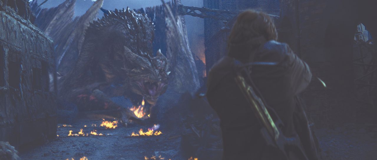 Todesmutig stellt sich Quinn (Christian Bale) dem feuerspeienden Monsterdrachen ... - Bildquelle: Touchstone Pictures und Spyglass Entertainment Group, LP Im Verleih der Buena Vista International