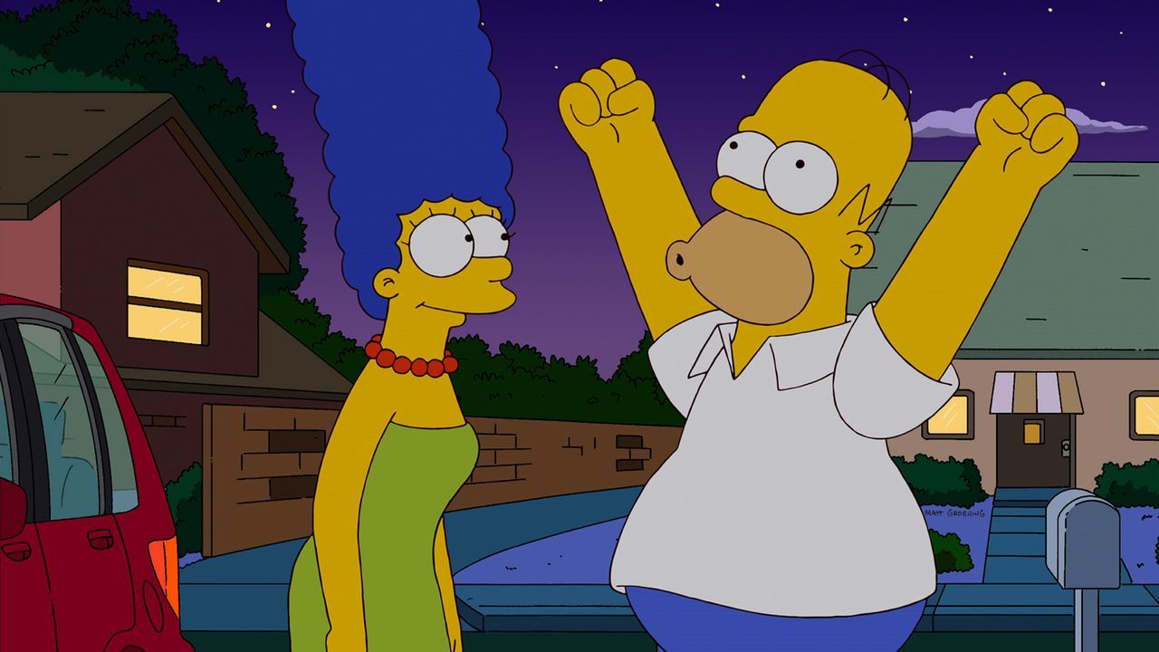Als Marges (l.) Auto in einem gewaltigen Erdloch versinkt, muss sie sich einen neuen Wagen kaufen, den sie allerdings hasst. Homer (r.) vermutet ein... - Bildquelle: 2012-2013 Fox and its related entities. All rights reserved
