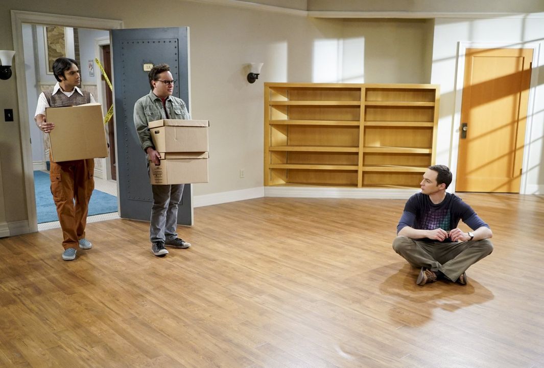 Während Leonard (Johnny Galecki, M.) und Sheldon (Jim Parsons, r.) ihre Niederlage beim Air Force Projekt überwinden müssen, beschließt Raj (Kunal N... - Bildquelle: 2016 Warner Brothers