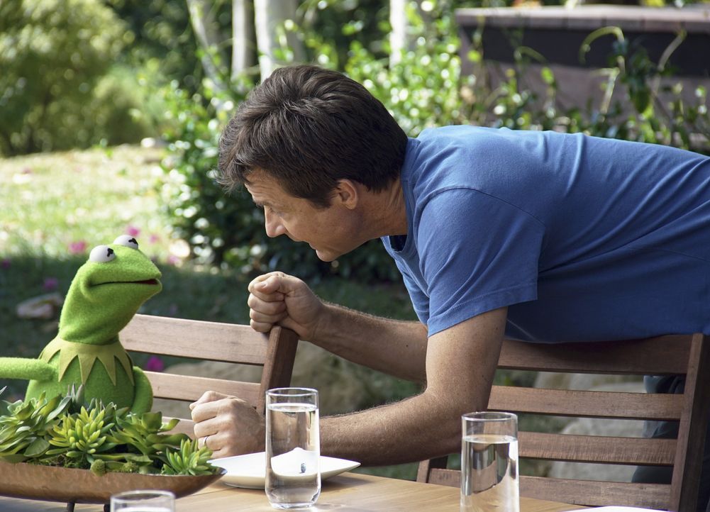 Während Kermit (l.) bei seiner Wellness-Auszeit auf Jason Bateman (r.) trifft, übernimmt Scooter derweil die Organisation der Sendung ... - Bildquelle: Andrea McCallin ABC Studios