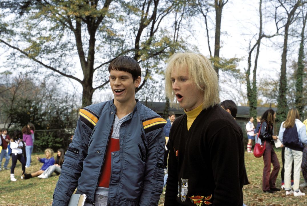 Harry Dunne (Derek Richardson, r.) und Lloyd Christmas (Eric Christian Olsen, l.) sind wahrlich nicht zu intellektuelle Höchstleistungen fähig. De... - Bildquelle: Warner Bros.