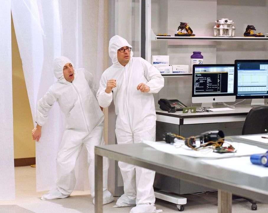 Während Amy ein Weihnachtsessen vorbeireitet, werden Howard (Simon Helberg, l.) und Leonard (Leonard (Johnny Galecki, r.) in einem sterilen Labor mi... - Bildquelle: Warner Bros. Television