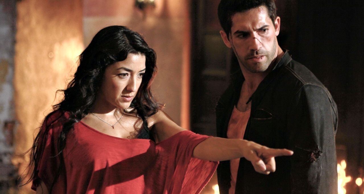 Kann ''The Man'' (Scott Adkins, r.) der attraktiven Barfrau Anna (Yvette Yates, l.) trauen oder will sie auch nur an sein Geld kommen? - Bildquelle: 2014 Tiberius Film GmbH.