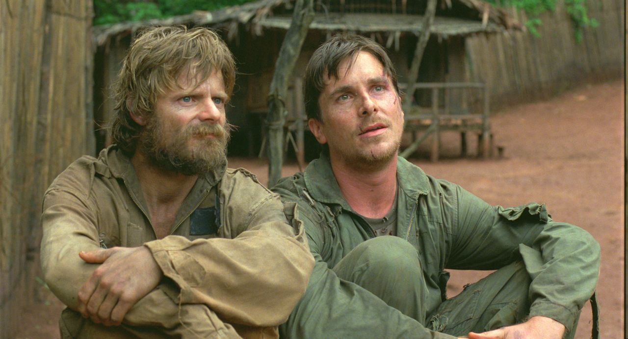 Zusammen mit Duane (Steve Zahn, l.) flieht der amerikanische Pilot Dieter Dengler (Christian Bale, r.) in den unendlichen Dschungel ... - Bildquelle: 2006 Top Gun Productions, LLC. All Rights Reserved.