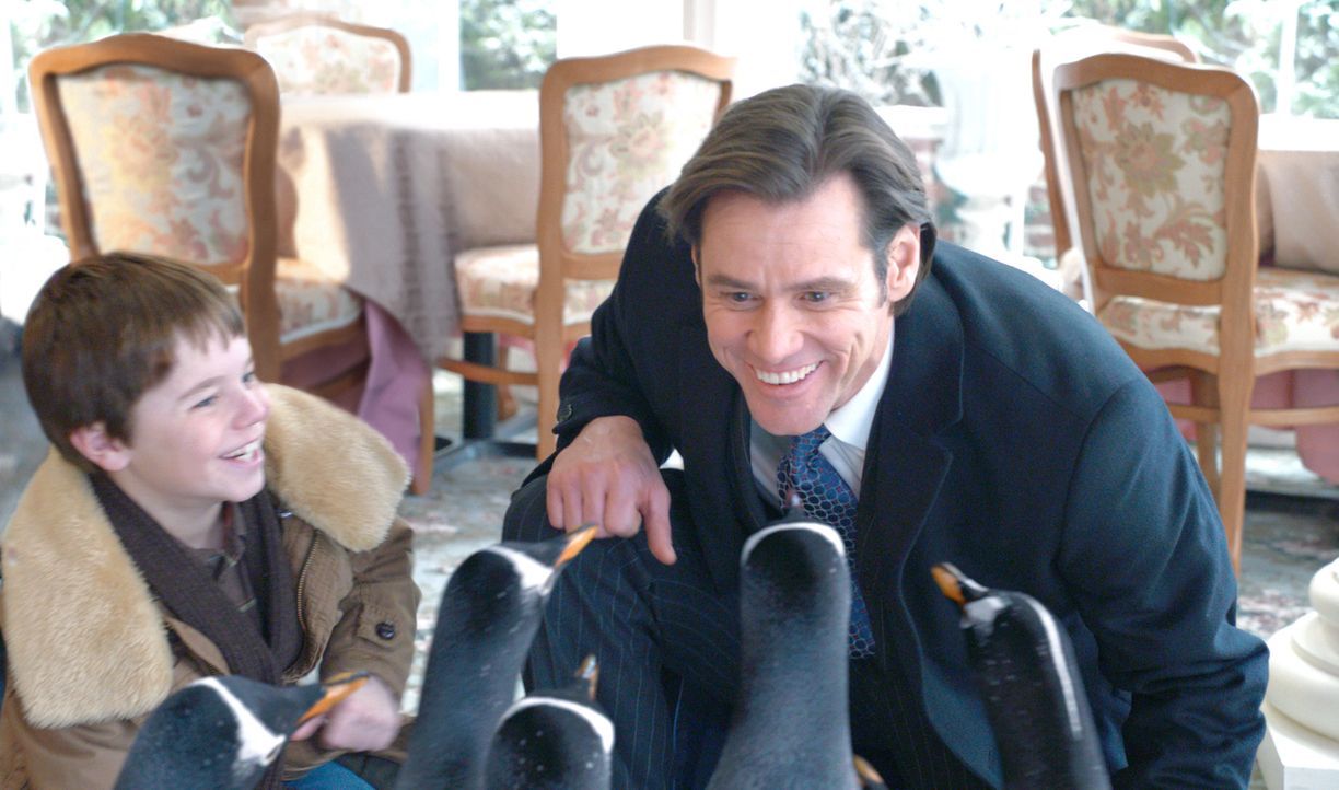 Durch die geerbten Pinguine kommen sich Vater (Jim Carrey, r.) und Sohn (Maxwell Perry Cotton, l.) wieder näher ... - Bildquelle: 2011 Twentieth Century Fox Film Corporation. All rights reserved.
