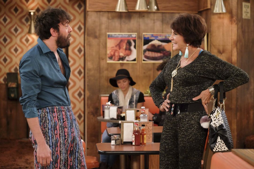 Der Besuch seiner Mutter Olga (Mercedes Ruehl, r.) ist für Oleg (Jonathan Kite, l.) alles andere als ein Kinderspiel ... - Bildquelle: Warner Bros. Television