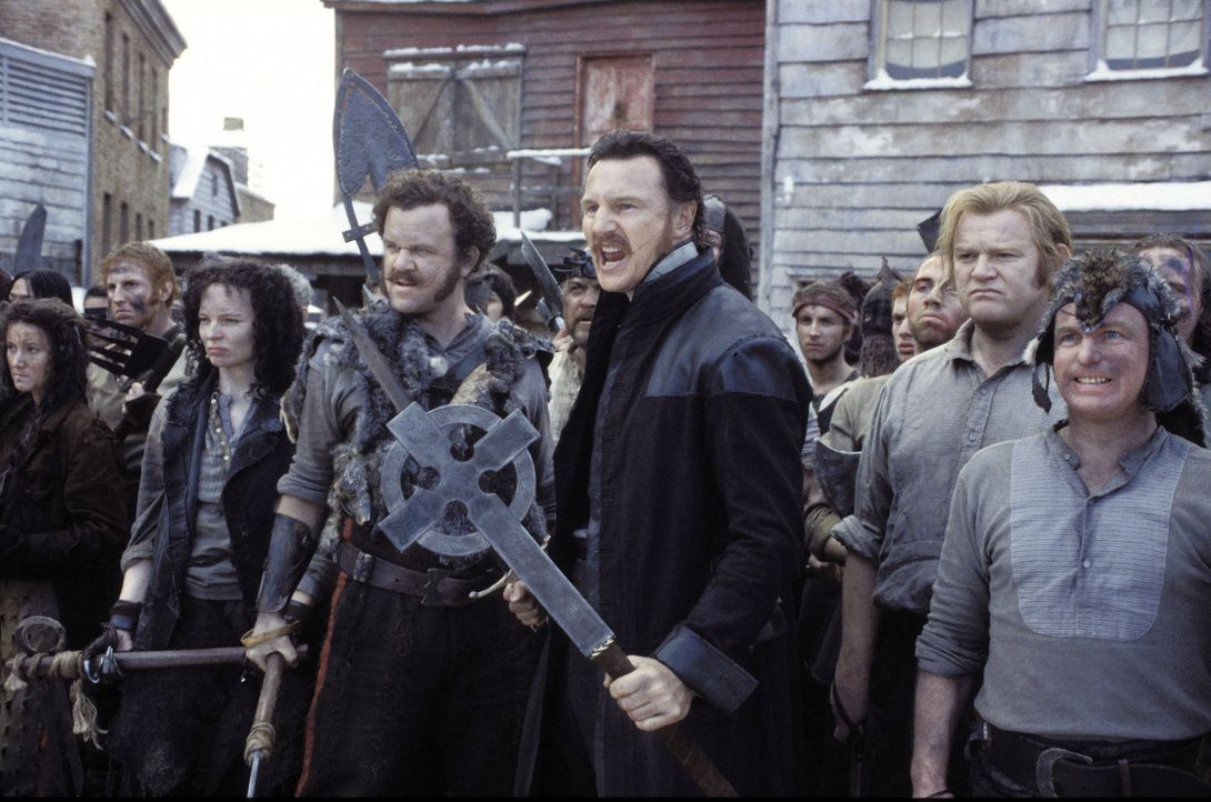New York im Jahre 1846: Die Einwanderer kämpfen unter ihrem Anführer, dem Priester Vallon (Liam Neeson, M.), gegen die einheimischen "Natives" ... - Bildquelle: Miramax Films