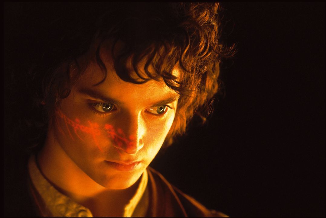 Die Macht des Ringes zieht Frodo (Elijah Wood) immer stärker in seinen Bann ... - Bildquelle: Warner Brothers