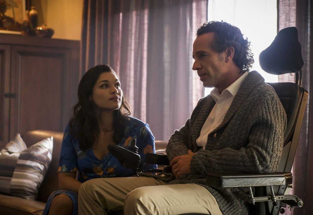 Was hat Marlize (Kim Engelbrecht, l.) und ihren Ehemann Clifford (Neil Sandilands, r.) zu dem werden lassen, was sie heute sind? - Bildquelle: 2017 Warner Bros.