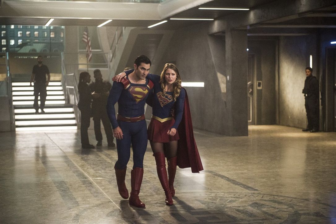 Beim Versuch gegen Cadmus vorzugehen, wird Kara alias Supergirl (Melissa Benoist, vorne r.) verletzt. Clark alias Superman (Tyler Hoechlin, vorne l.... - Bildquelle: 2016 Warner Bros. Entertainment, Inc.