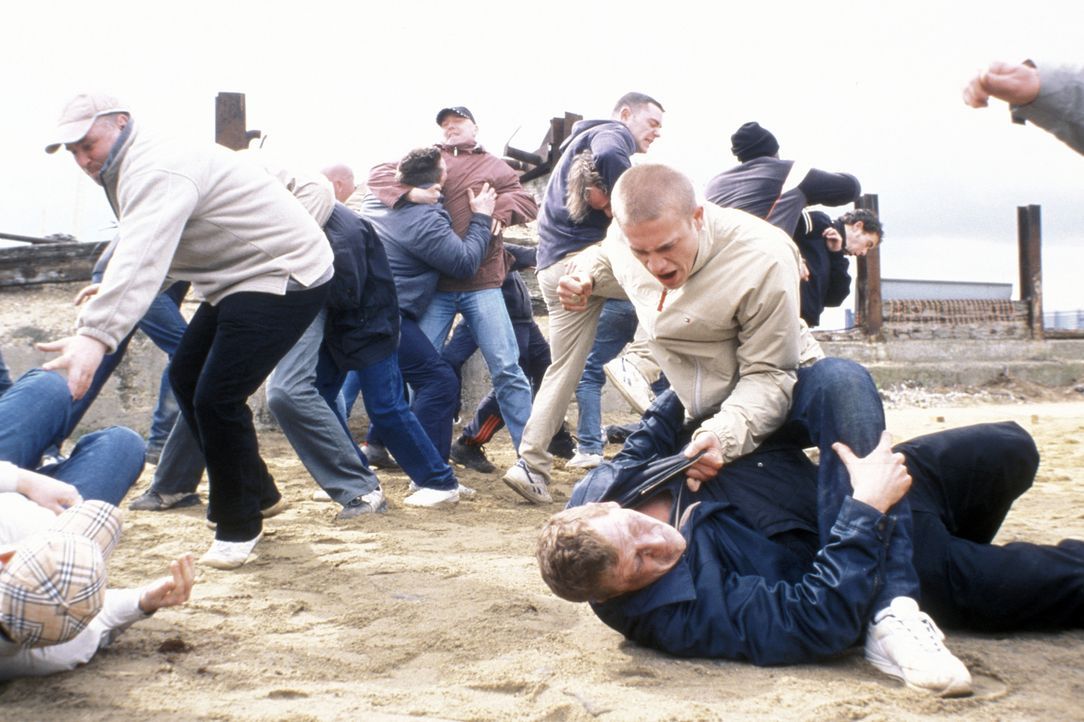 Die angeblichen Fans treffen aufeinander. Brutal schlägt Pete (Charlie Hunnam, M.) auf den am Boden liegenden Tommy (Geoff Bell) ein ... - Bildquelle: Odd Lot Entertainment
