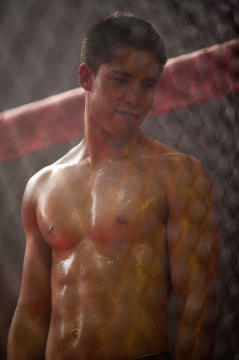 Weil Mike (Dean Geyer, l.) wegen seines Vaters, der gerade sein schwules Coming Out hatte, in seiner Ringer-Mannschaft gehänselt wird, schließt er s... - Bildquelle: Alicia Gbur 2011 Sony Pictures Worldwide Acquisitions Inc. All Rights Reserved.