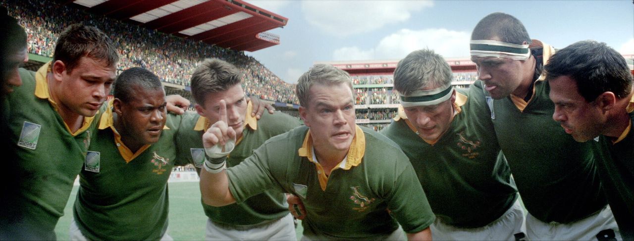 Peitscht seine Mannschaft an, für ein neues Südafrika bis an die Grenzen zu gehen: Francois (Matt Damon, M.) ... - Bildquelle: Warner Bros.
