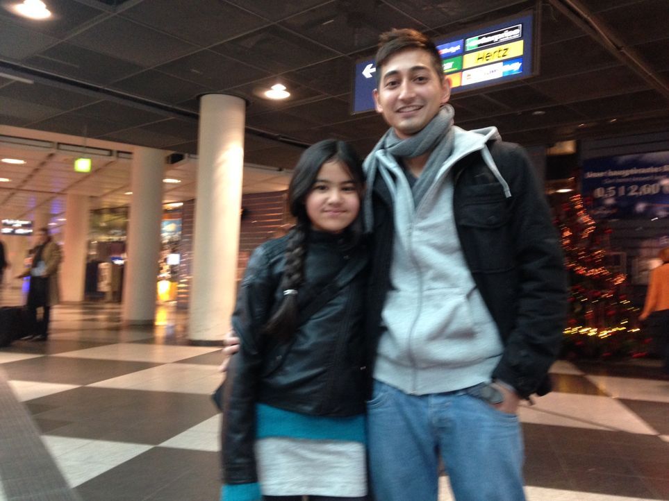 Willkommen in München! Saruul und seine Schwester Nila kurz nach der Landung