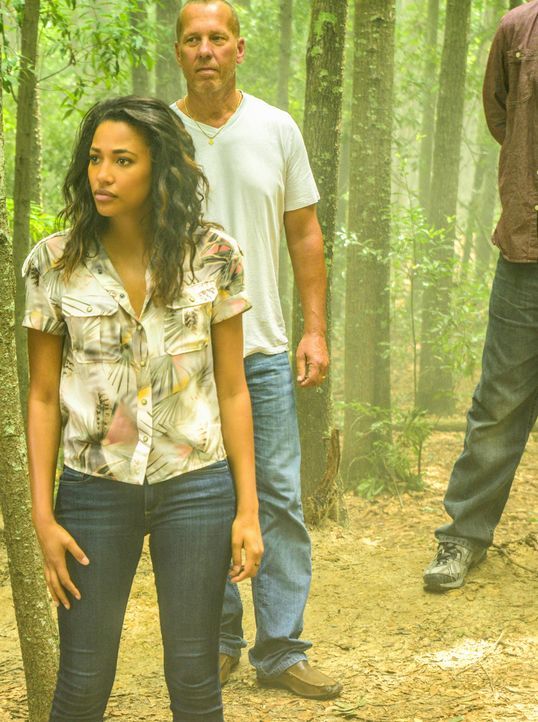 Eva (Kylie Bunbury, l.) will Julia bewusst machen, dass sie endgültig verloren hat - und zwar nicht nur Barbie ... - Bildquelle: Brownie Harris 2015 CBS Studios Inc.