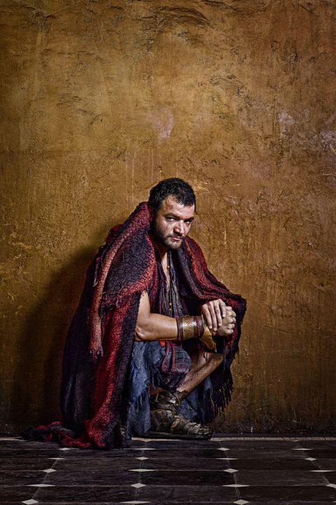 Ashur (Nick E. Tarabay) schließt sich nicht Spartacus' Aufstand an. Stattdessen sucht er seinen Vorteil darin, die Römer im Kampf gegen die entflohe... - Bildquelle: 2011 Starz Entertainment, LLC. All rights reserved.