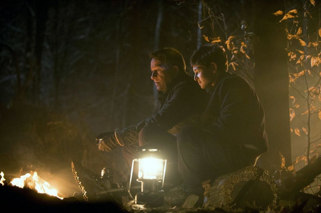 Gemeinsam lassen sie eine Tradition der Waynes weiterleben: Bruce (David Mazouz, r.) und Alfred (Sean Pertwee, l.) ... - Bildquelle: Warner Bros. Entertainment, Inc.