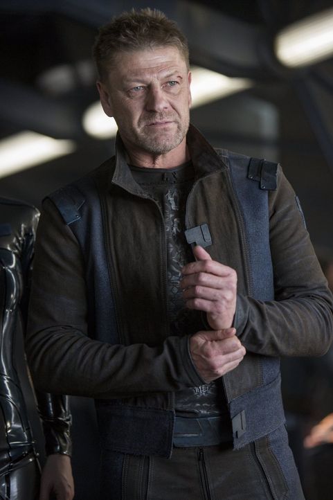 Der ehemalige Krieger Stinger (Sean Bean) klärt Jupiter auf, warum die Außerirdischen sie so verzweifelt jagen. Denn die junge Frau hat exakt die gl... - Bildquelle: 2014 Warner Bros. Entertainment Inc., WV Films IV LLC, and Ratpac-Dune Entertainment LLC. All rights reserved.