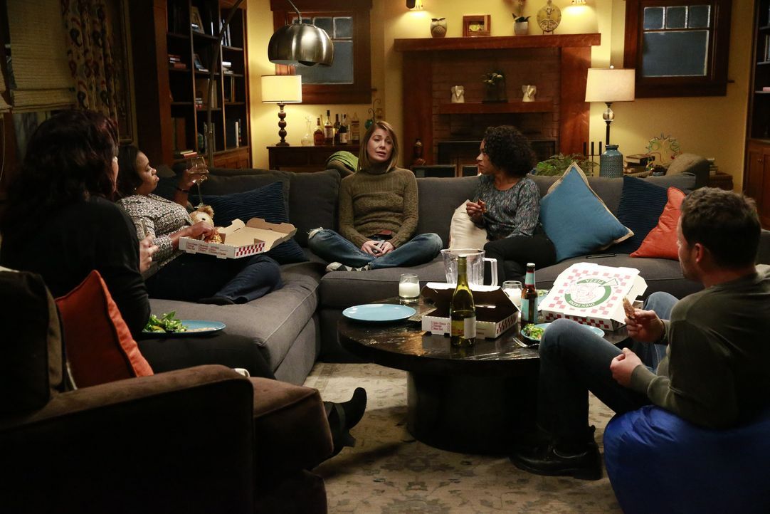 Callie (Sara Ramirez, l.), Maggie (Kelly McCreary, 2.v.r.), Bailey (Chandra Wilson, 2.v.l.) und Alex (Justin Chambers, r.) kümmern sich um Meredith... - Bildquelle: Michael Hassan ABC Studios