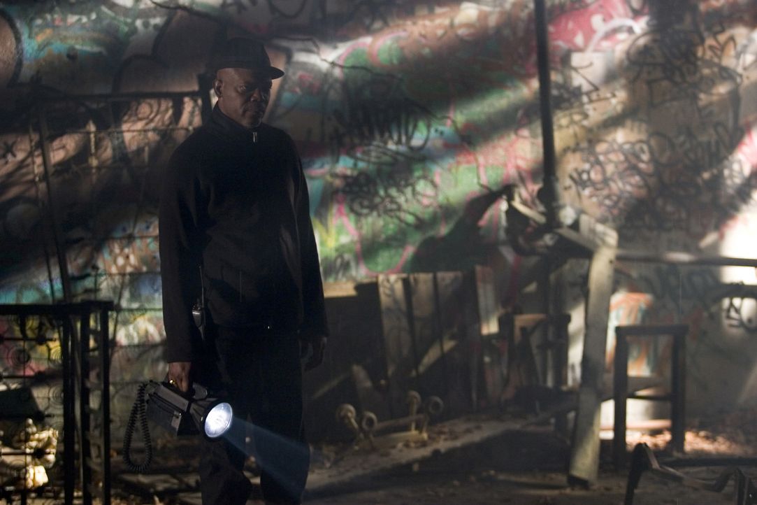 Steht vor einem Rätsel: Detective Council (Samuel L. Jackson) ... - Bildquelle: Sony Pictures Television International. All Rights Reserved.