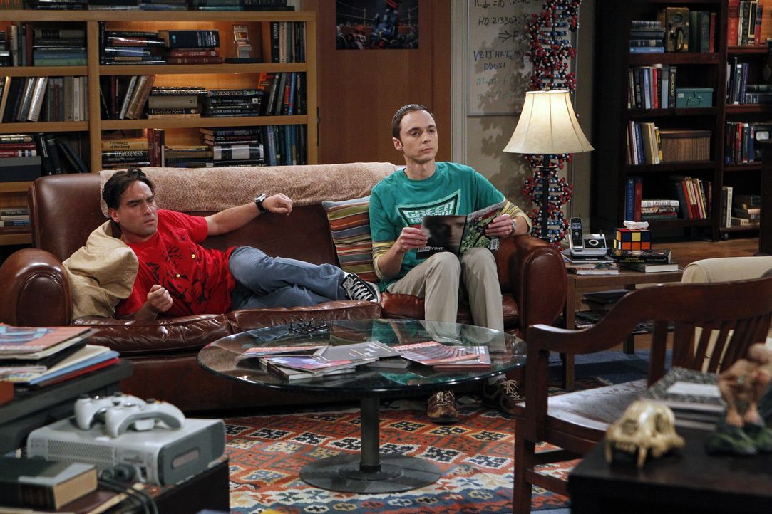 Während Leonard (Johnny Galecki, r.) feststellt, dass er der Einzige ohne Freundin ist, versucht Sheldon (Jim Parsons, l.), seine Freundin Amy wiede... - Bildquelle: Warner Brothers