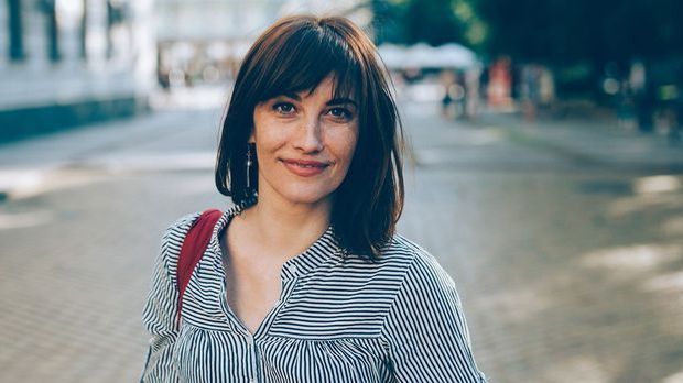 Eleganz mit dunkelbraunen Haaren
