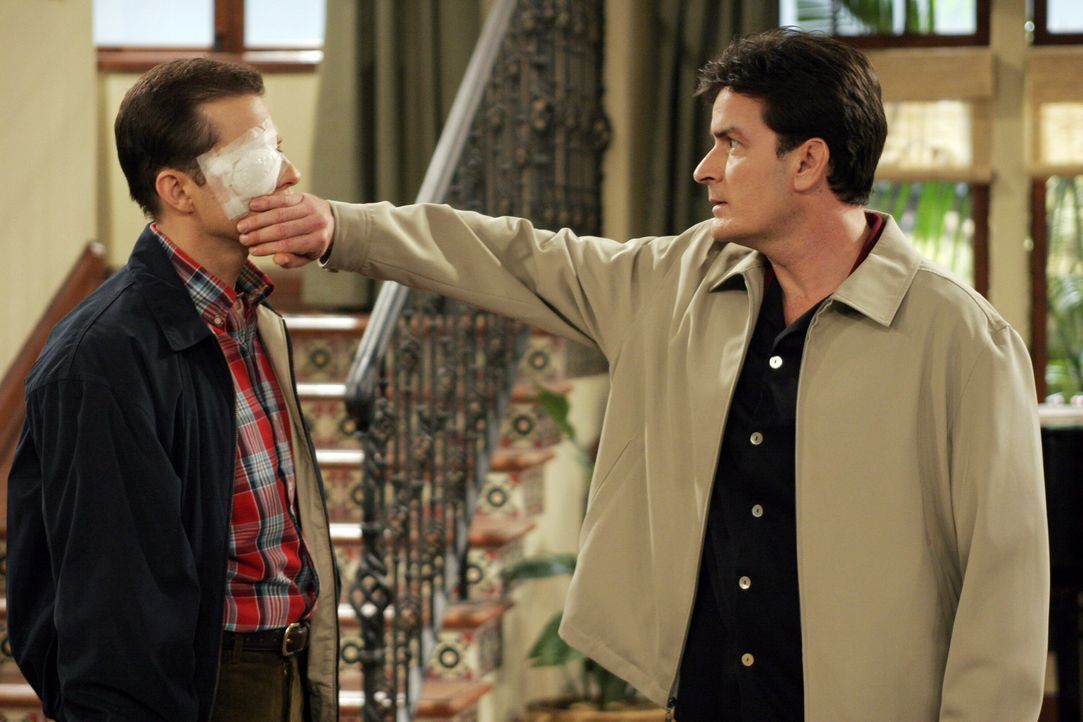 Charlie (Charlie Sheen, r.) trifft Alan (Jon Cryer, l.) mit einer Toastscheibe so unglücklich ins Auge, dass Alan gleich zum Arzt gehen muss ... - Bildquelle: Warner Bros. Television