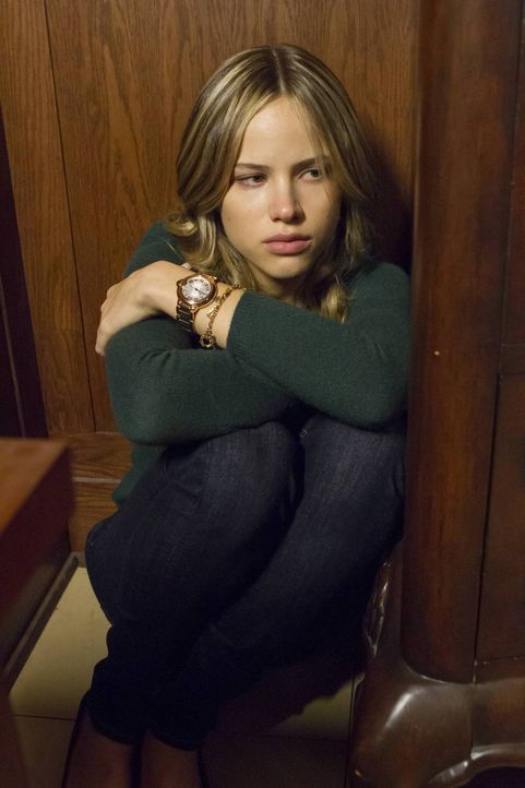 Wird von einem der Entführer brutal eingeschüchtert: Amber Fitch (Halston Sage) ... - Bildquelle: 2013-2014 NBC Universal Media, LLC. All rights reserved.