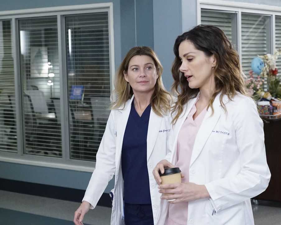 Dr. Meredith Grey (Ellen Pompeo, l.); Dr. Carina DeLuca (Stefania Spampinato, r.) - Bildquelle: Kelsey McNeal 2020 American Broadcasting Companies, Inc. All rights reserved. / Kelsey McNeal