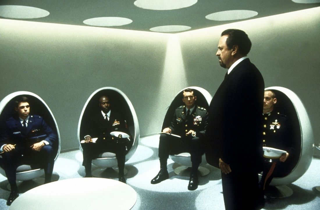 Im Sonderdezernat für Außerirdische werden die Agenten von Chief Zed ( Rip Torn, r.) auf ihre Mission eingeschworen ... - Bildquelle: Columbia TriStar