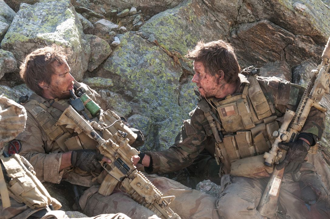 Ein menschlicher Akt wird den US-Soldaten Matthew Axelson (Ben Foster, l.) und Marcus Luttrell (Mark Wahlberg, r.) im Kampf gegen die Taliban zum Ve... - Bildquelle: Greg Peters Universal Pictures