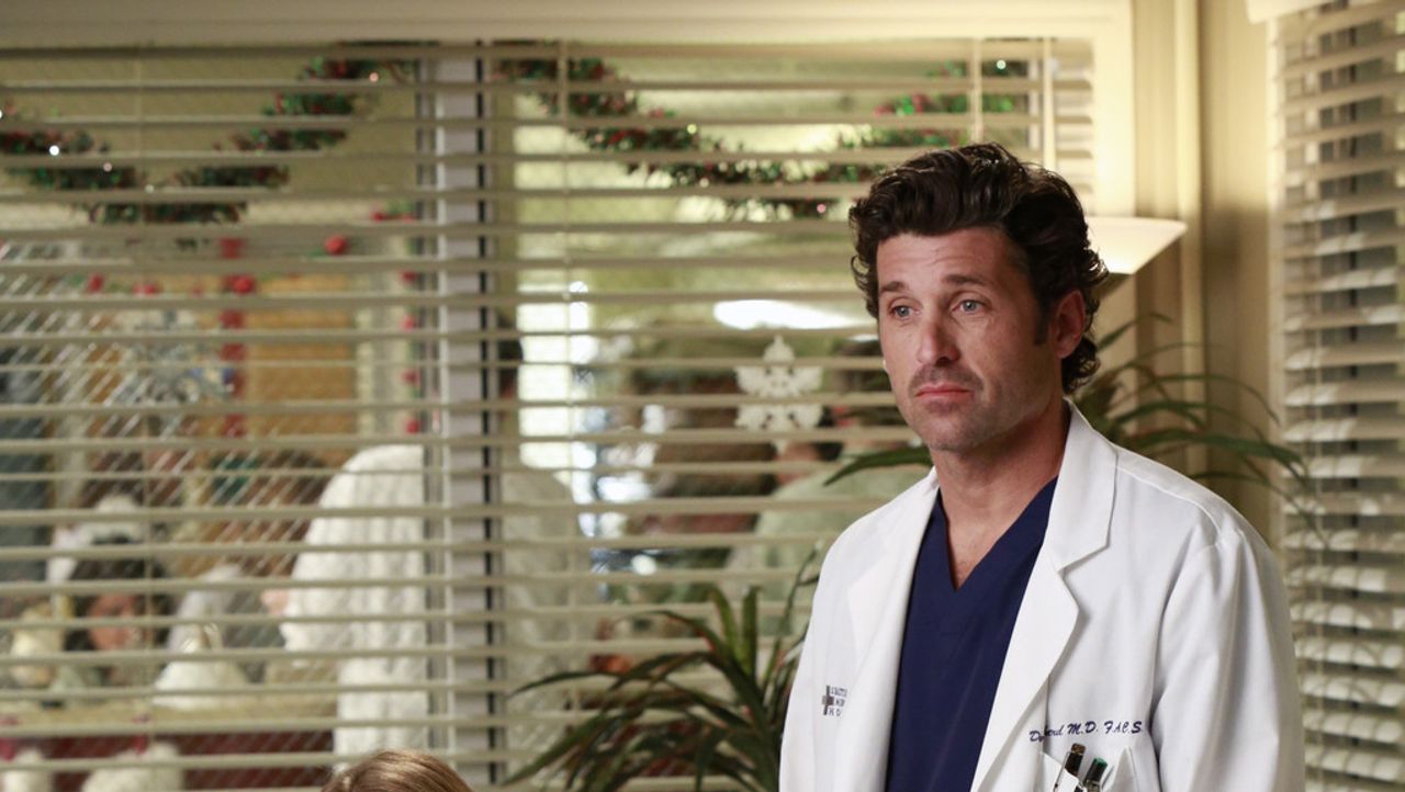 Während Lizzie Meredith (Ellen Pompeo, l.) gehörig die Meinung sagt, versuchen Callie und Jackson versuchen Derek (Patrick Dempsey, r.) zu einer r... - Bildquelle: ABC Studios