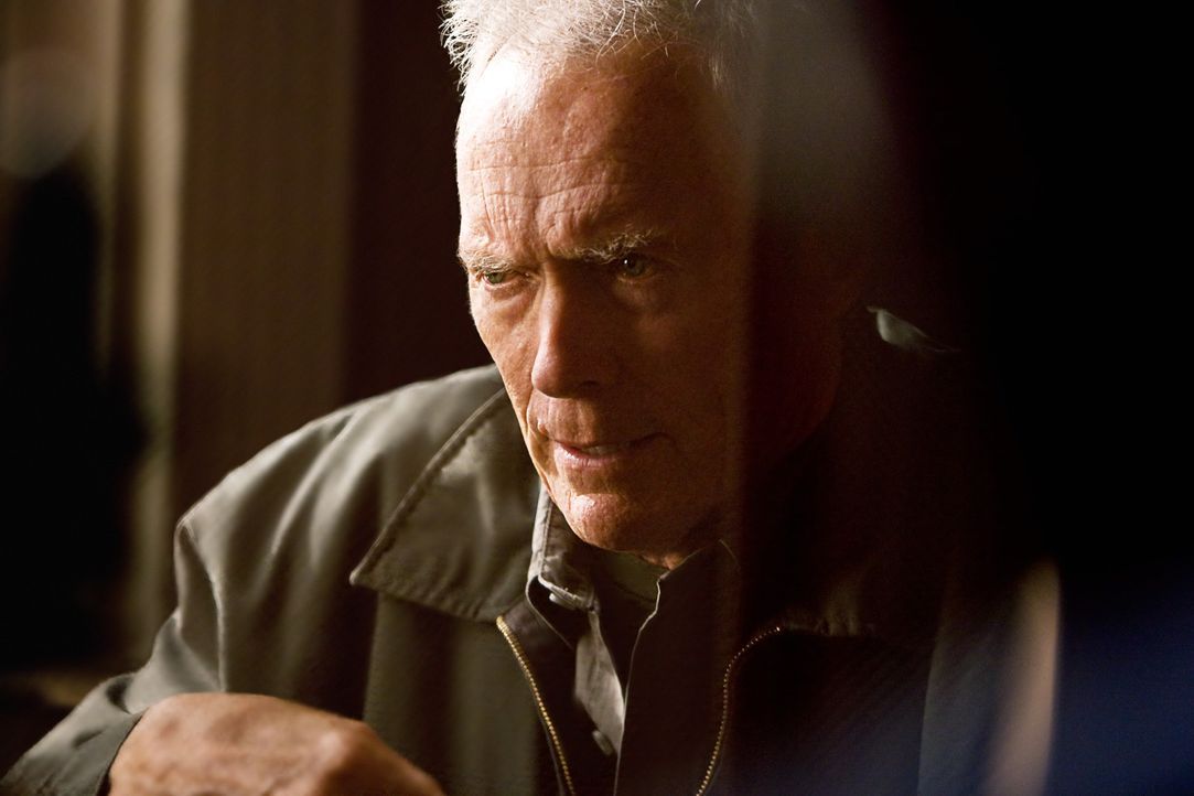 Der frustrierte Korea-Veteran Walt Kowalski (Clint Eastwood) lässt sich nicht zum Opfer machen. Gegen die stetig steigende Gewalt in seiner Nachbar... - Bildquelle: Warner Bros