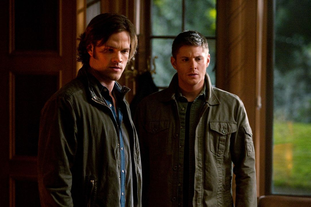 Im Kampf gegen das Böse: Dean (Jensen Ackles, r.) und Sam (Jared Padalecki, l.) ... - Bildquelle: Warner Bros.