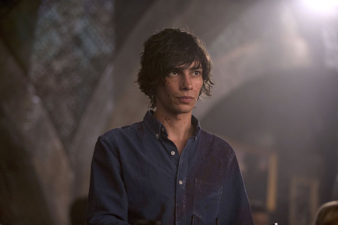 Während Jasper (Devon Bostick) in "Mount Weather" versucht, die Stricke in der Hand zu behalten, ist Clarke entsetzt über die Folgen ihrer Führungse... - Bildquelle: 2014 Warner Brothers