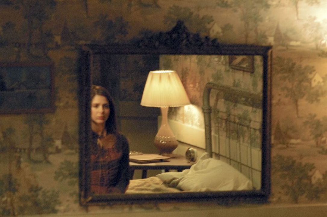 Als Joanna (Sarah Michelle Gellar) in ihrem Zimmer in den Spiegel schaut, sieht sie das Gesicht einer fremden Frau. Die Vision endet abrupt, als ihr... - Bildquelle: Tobis Film GmbH & Co. KG