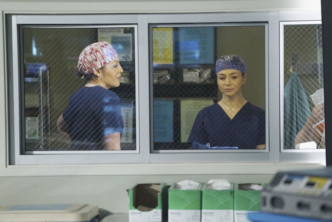 Während April, Jackson und Meredith um das Leben von Keith kämpfen, bereiten sich Callie (Sara Ramirez, l.) und Amelia (Caterina Scorsone, r.) auf d... - Bildquelle: ABC Studios