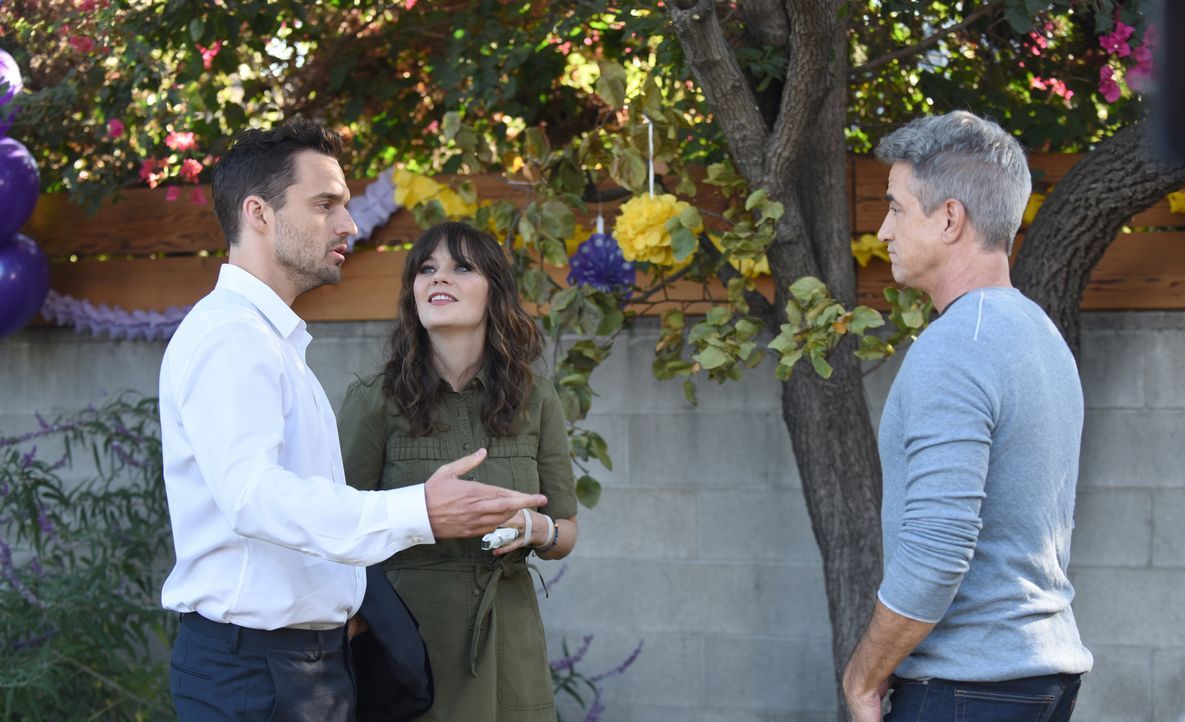 Pünktlich zur Geburtstagsfeier von Cece und Schmidts Tochter kehren Nick (Jake Johnson, l.) und Jess (Zooey Deschanel, r.) von einer sechsmonatigen... - Bildquelle: Ray Mickshaw 2018 Fox and its related entities. All rights reserved. / Ray Mickshaw