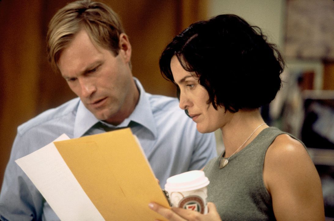 Als der FBI-Agent Thomas Mackelway (Aaron Eckhart, l.) zusammen mit seiner Partnerin Fran Kulok (Carrie-Anne Moss, r.) einen Mordfall untersucht, fä... - Bildquelle: 2006 Sony Pictures Television International