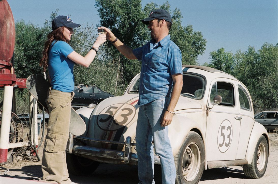 Noch ahnen Maggie (Lindsay Lohan, l.) und ihr Vater Ray (Michael Keaton, r.) nicht, welch ein Wunderauto sie gerade vom Schrottplatz geholt haben ... - Bildquelle: Walt Disney Pictures